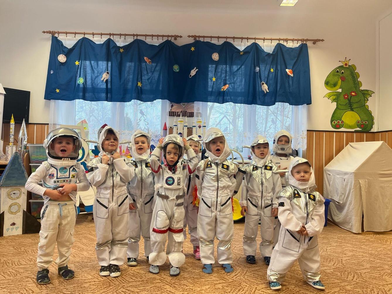 karneval na téma vesmír + přehlídka raket - 46