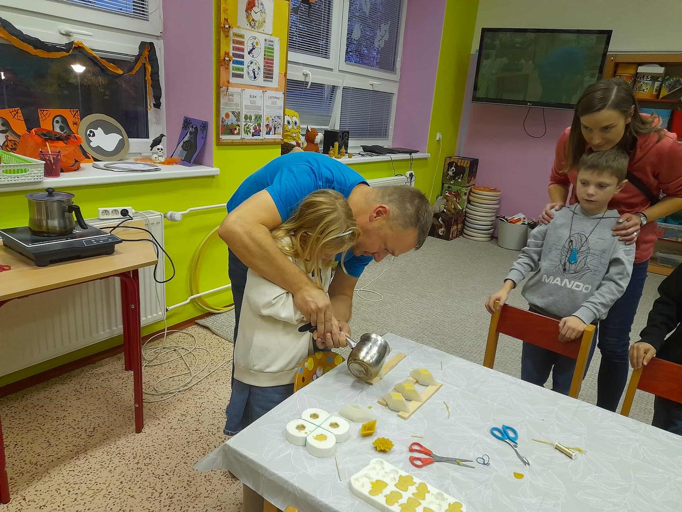 VÝROBA SVÍČEK - DRUŽINKY 1.a 2. oddělení - 40