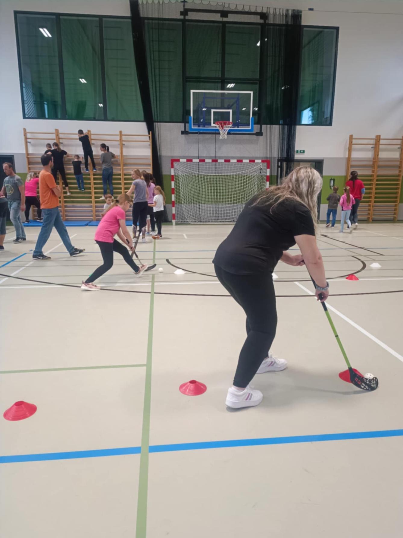 Družinka a děti s rodiči**"sportovní odpoledne" - 64