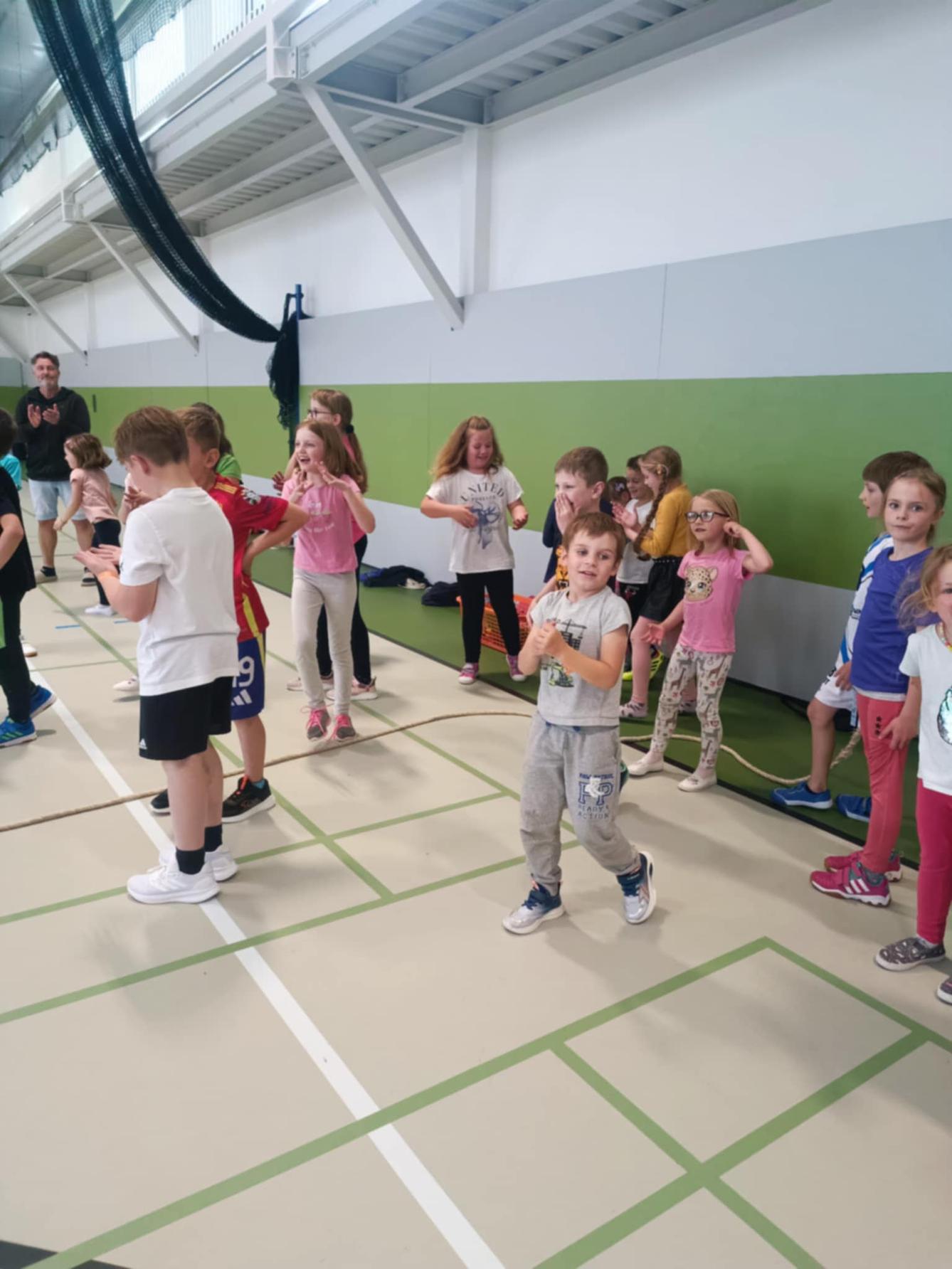 Družinka a děti s rodiči**"sportovní odpoledne" - 65