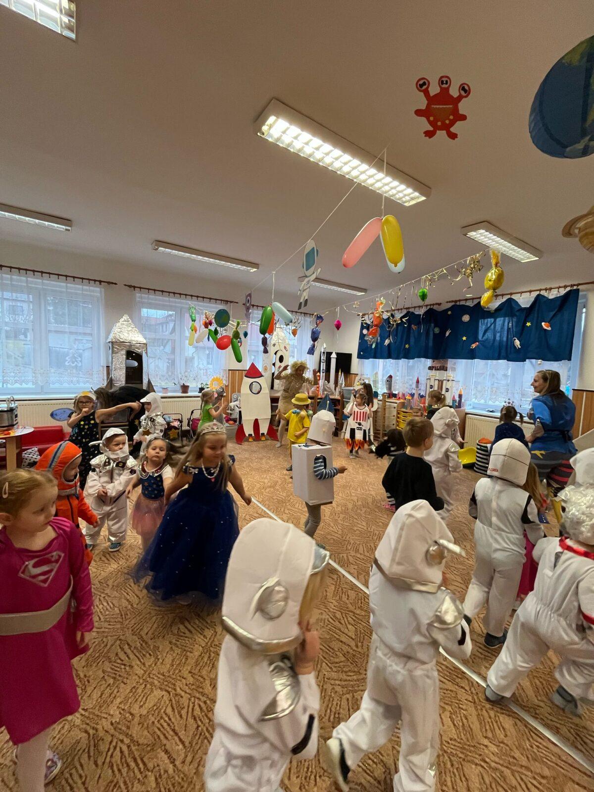 karneval na téma vesmír + přehlídka raket - 53