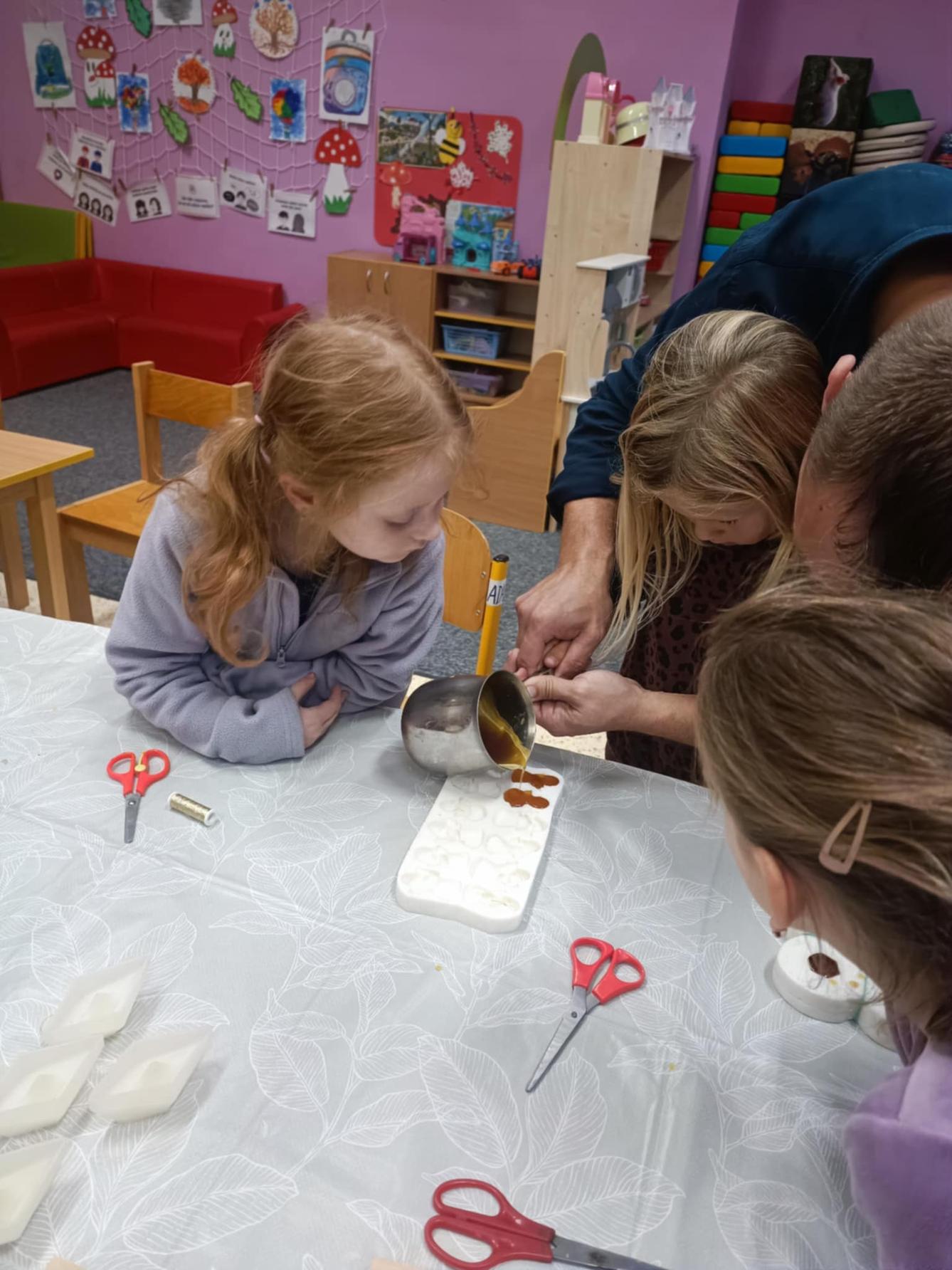 VÝROBA SVÍČEK - DRUŽINKY 1.a 2. oddělení - 43