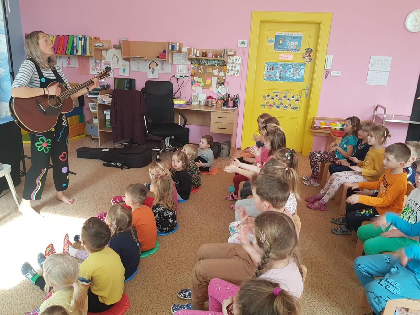 divadlo u dvou sluncí: ,,ESKYMÁCKÁ POHÁDKA" - 10