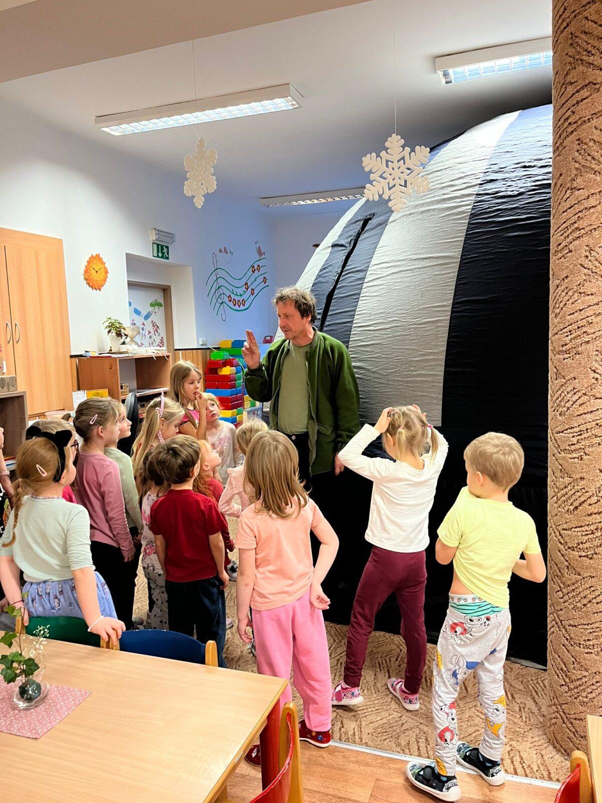 SFÉRICKÉ KINO - „Cestování s hvězdami - 8