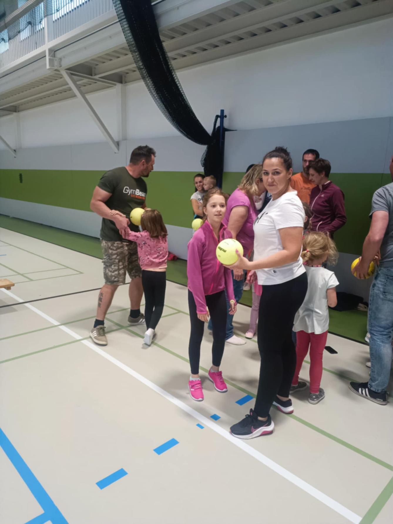 Družinka a děti s rodiči**"sportovní odpoledne" - 70