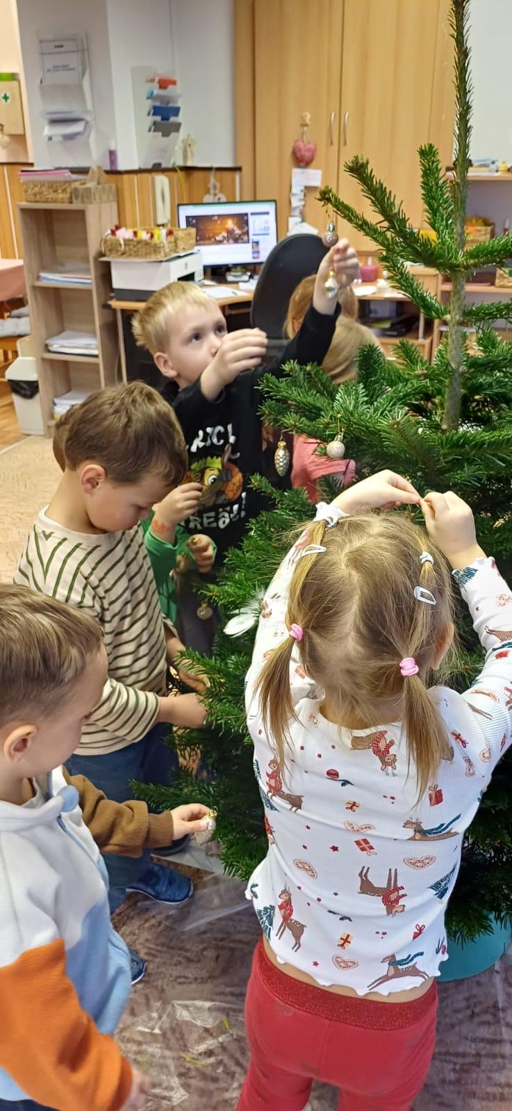 zdobení vánočního stromečku - 6