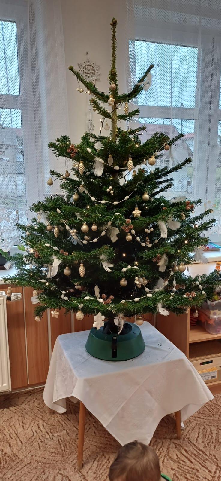 zdobení vánočního stromečku - 7