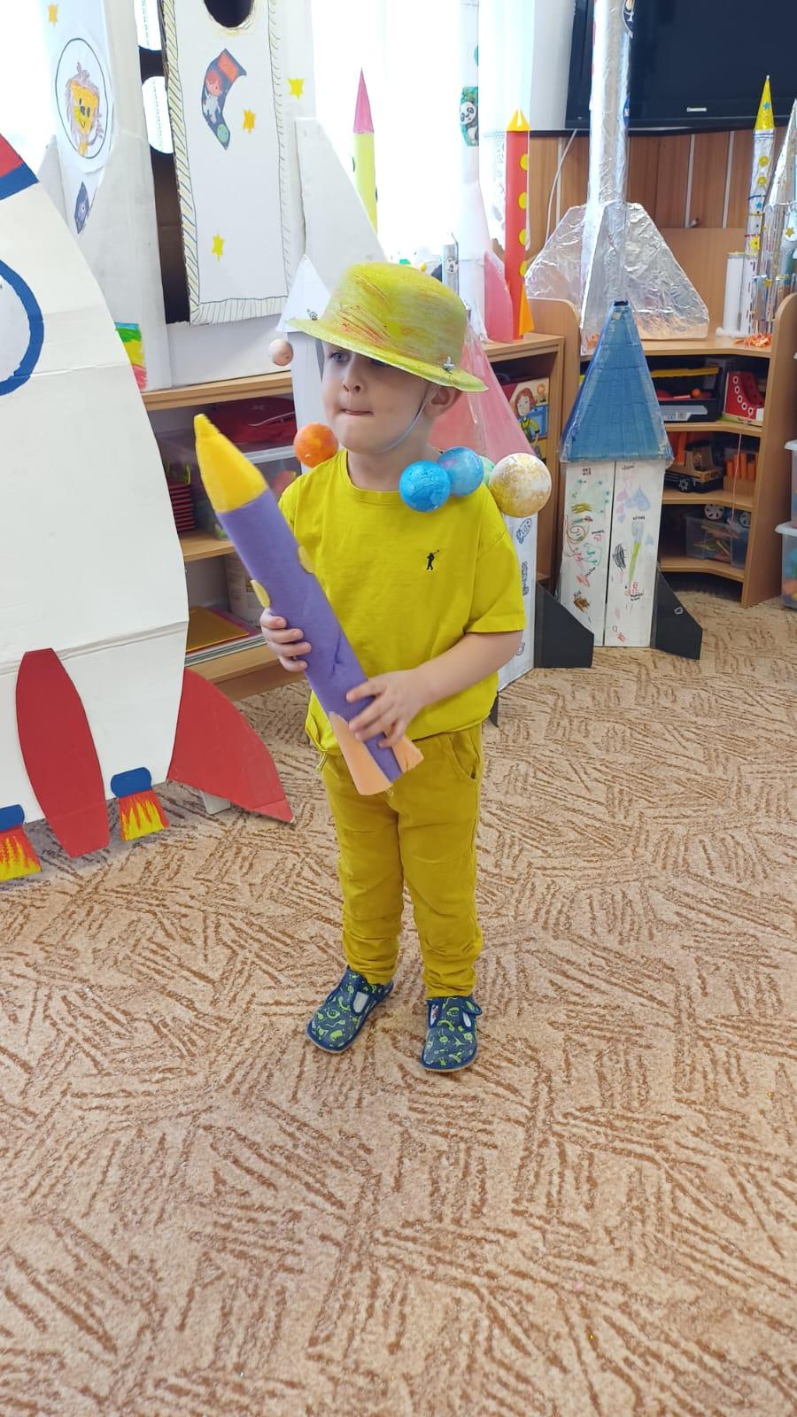 karneval na téma vesmír + přehlídka raket - 59