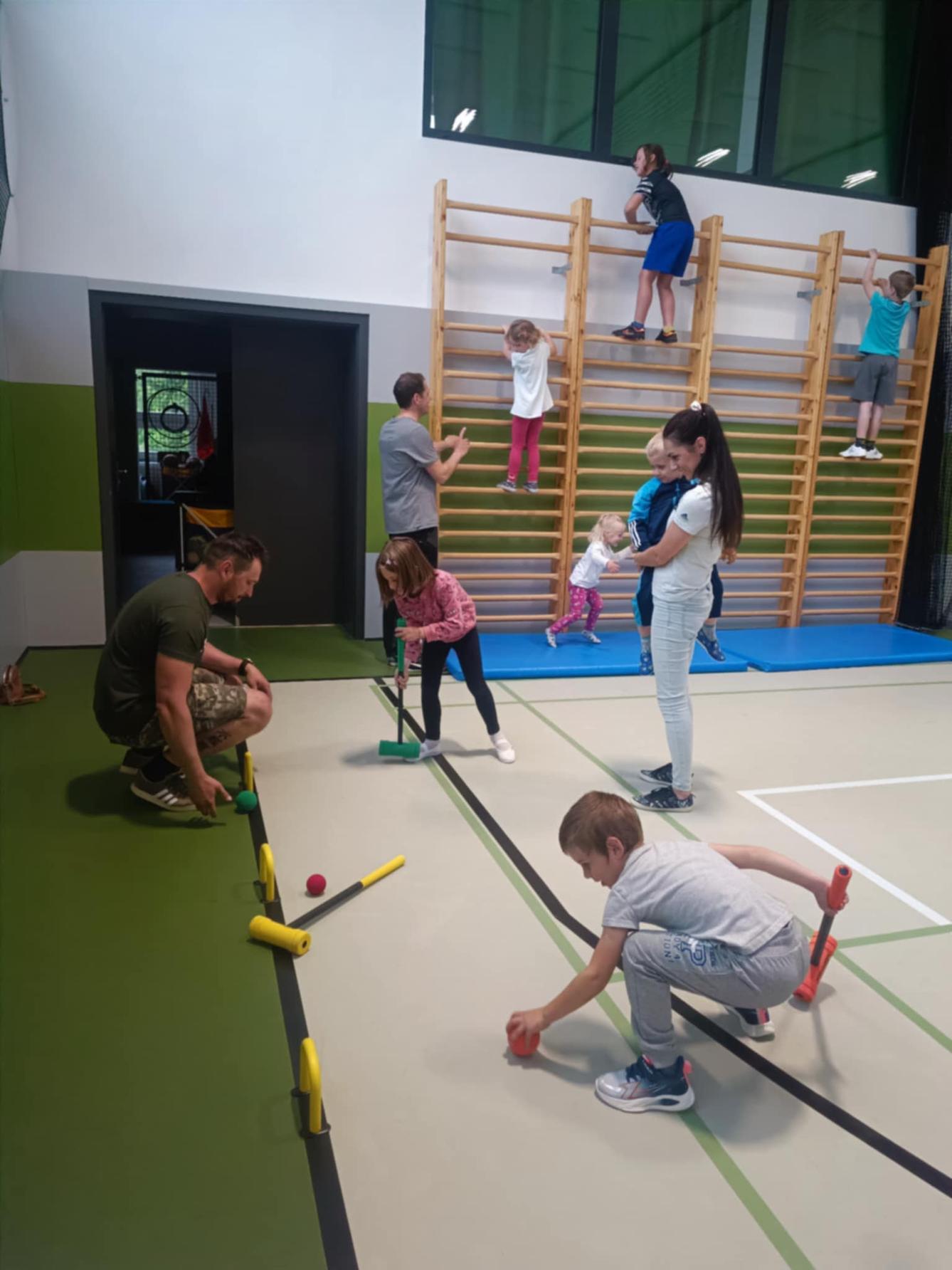 Družinka a děti s rodiči**"sportovní odpoledne" - 74