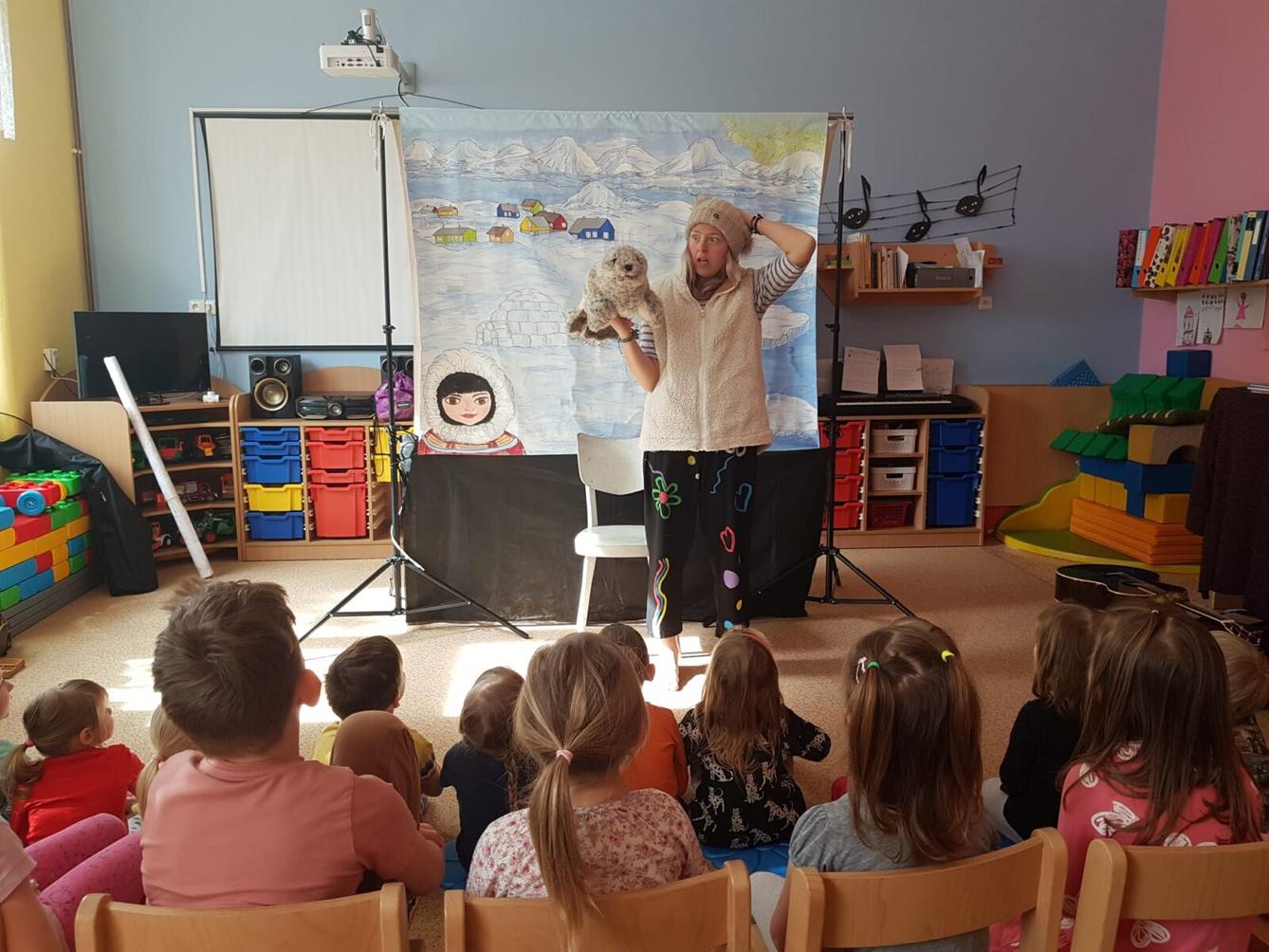 divadlo u dvou sluncí: ,,ESKYMÁCKÁ POHÁDKA" - 13