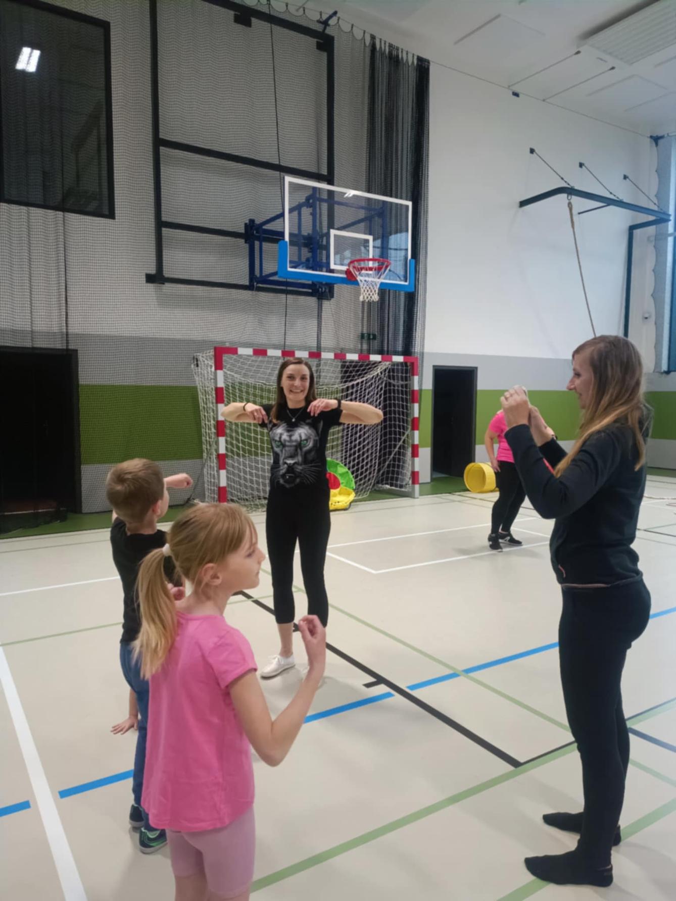 Družinka a děti s rodiči**"sportovní odpoledne" - 75