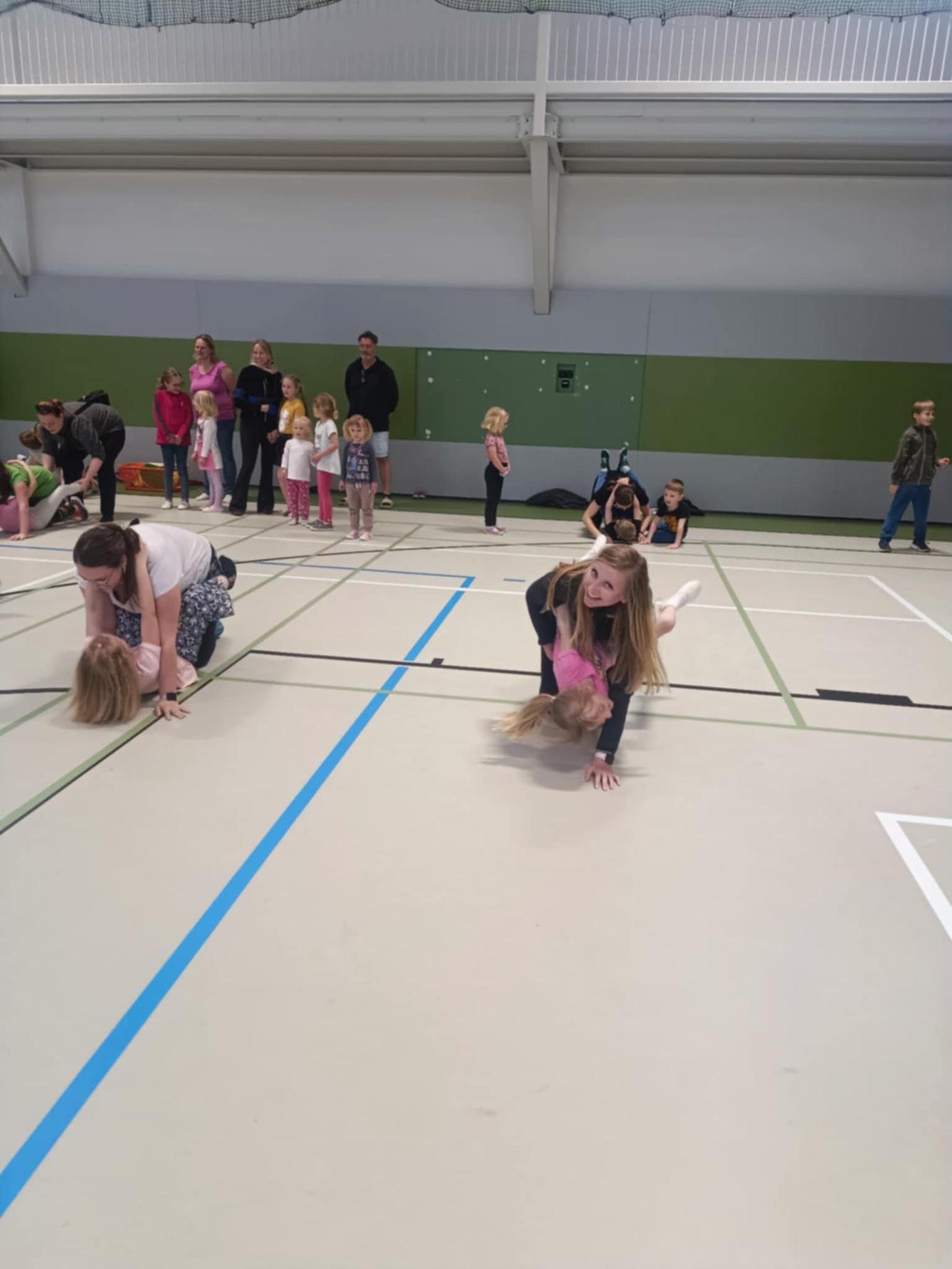 Družinka a děti s rodiči**"sportovní odpoledne" - 76