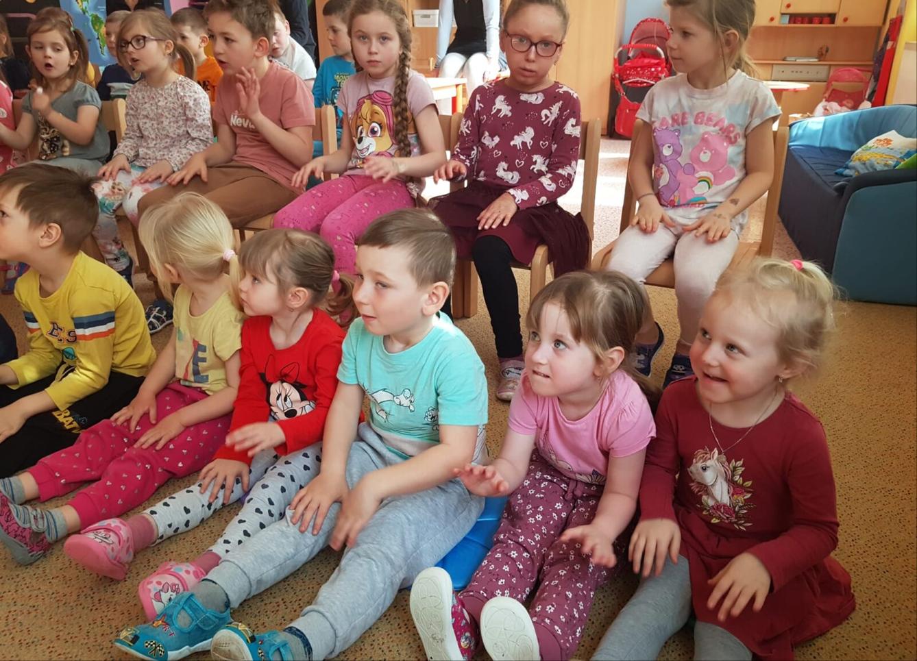 divadlo u dvou sluncí: ,,ESKYMÁCKÁ POHÁDKA" - 14