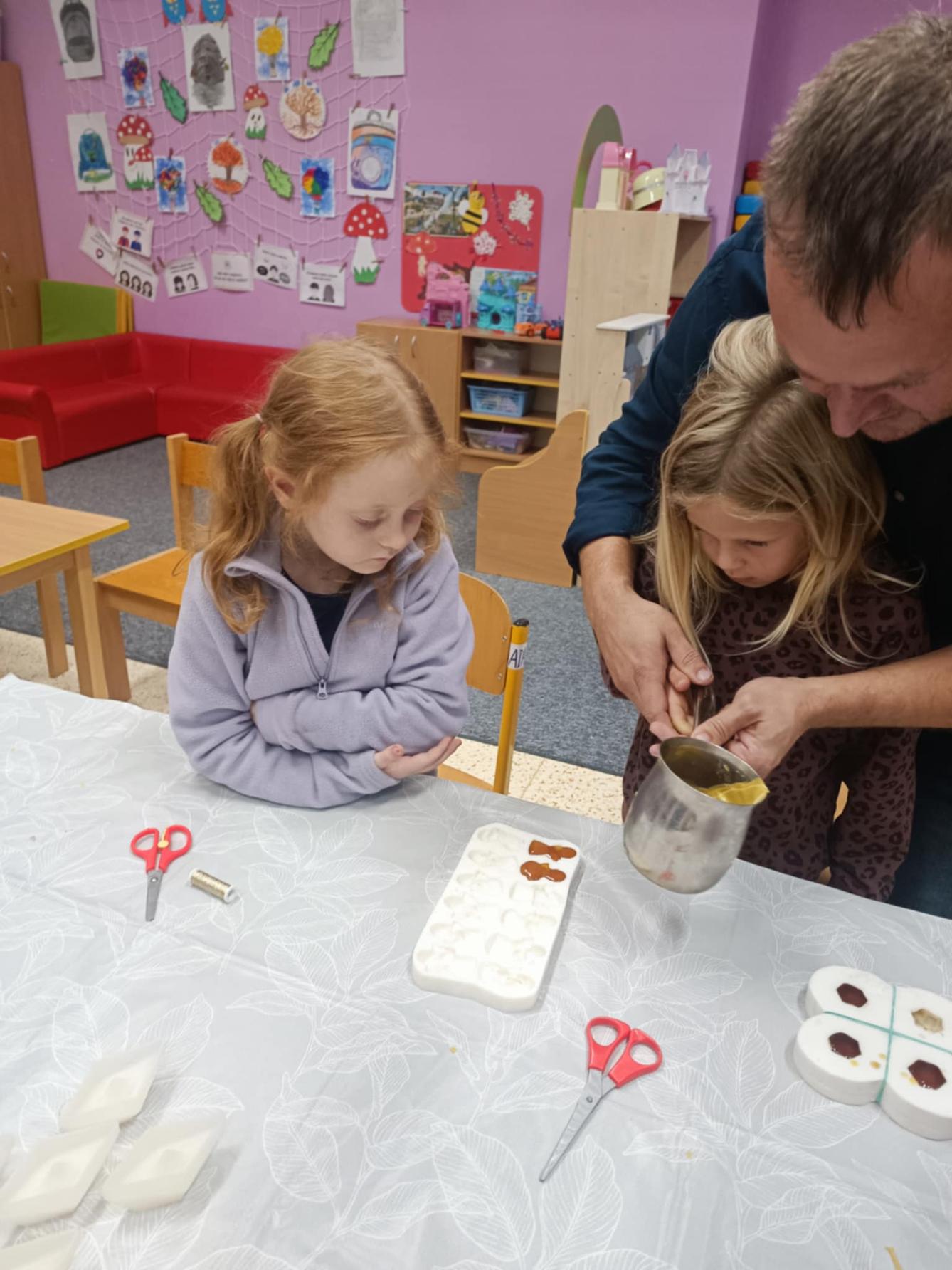 VÝROBA SVÍČEK - DRUŽINKY 1.a 2. oddělení - 45