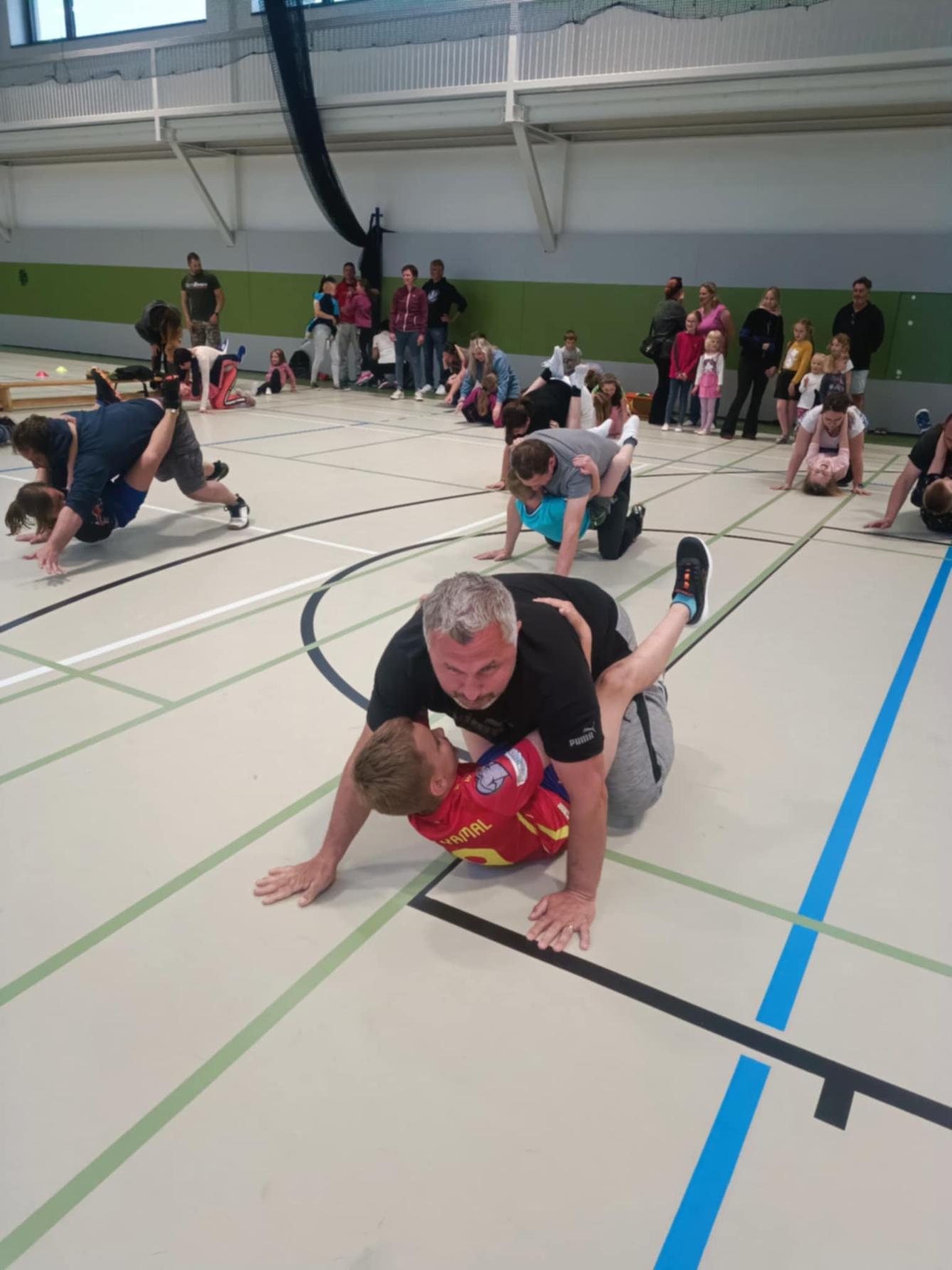 Družinka a děti s rodiči**"sportovní odpoledne" - 78