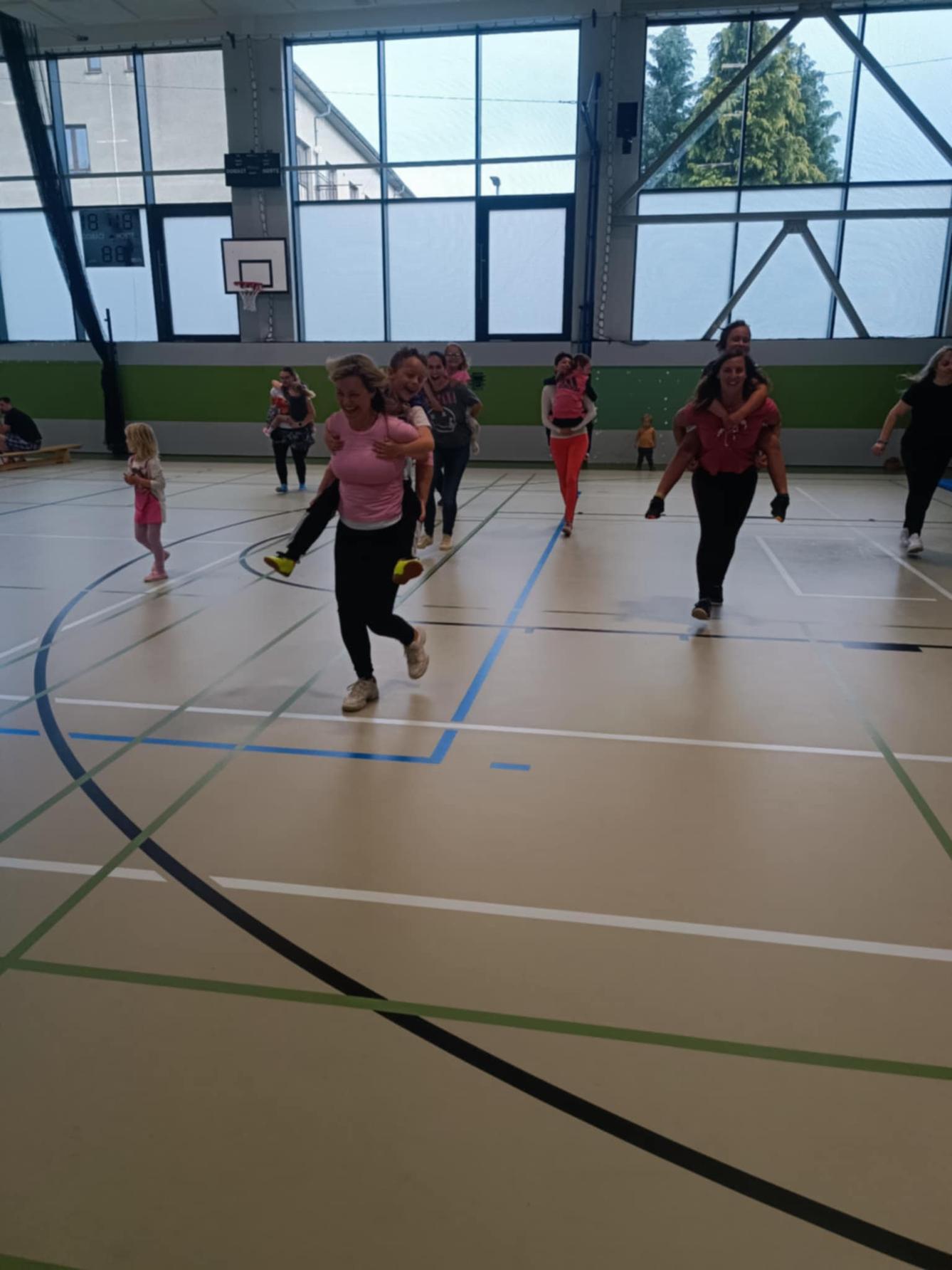 Družinka a děti s rodiči**"sportovní odpoledne" - 79