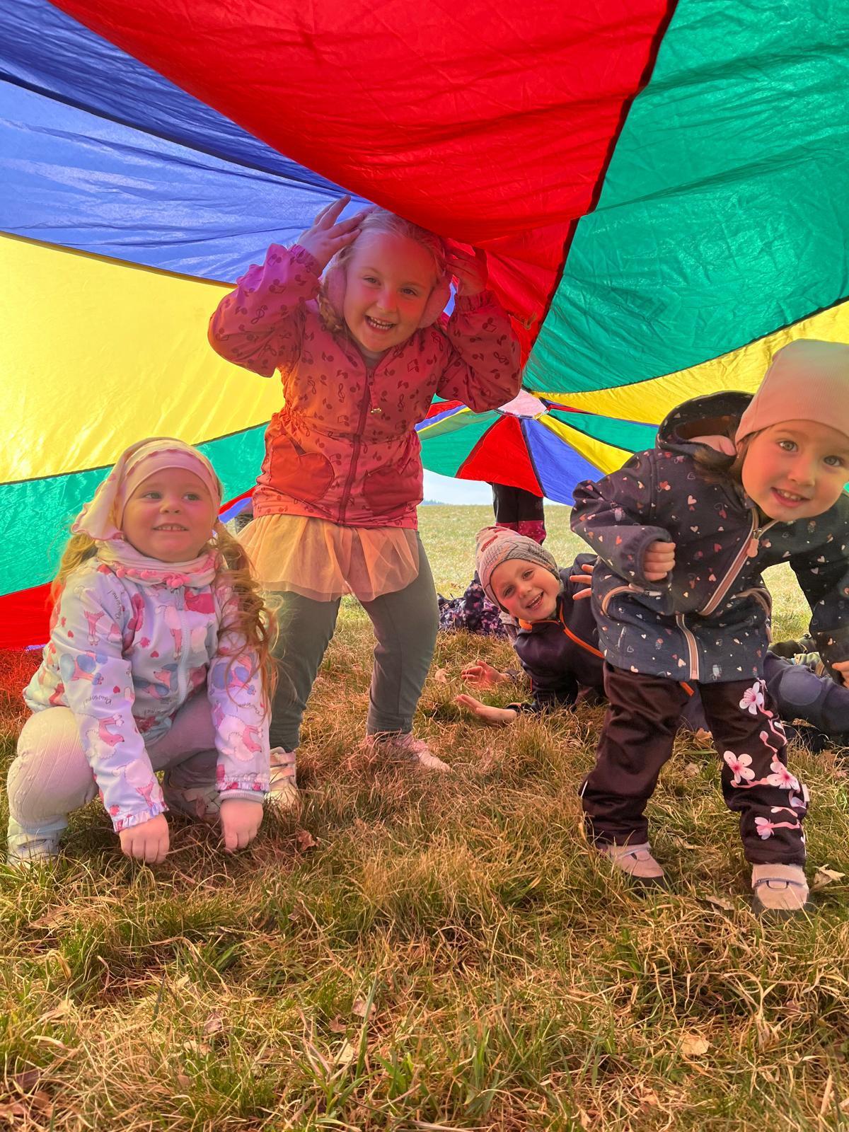 cvičení venku s padákem - 4