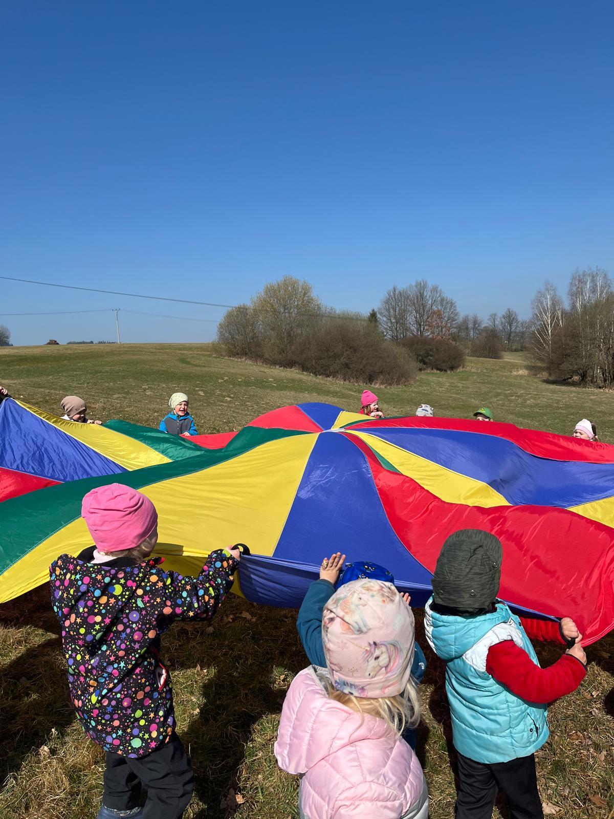 cvičení venku s padákem - 5