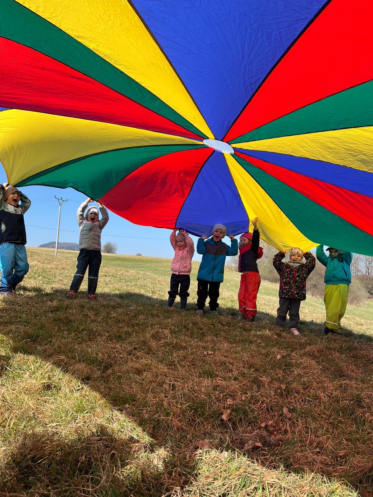 cvičení venku s padákem - 6