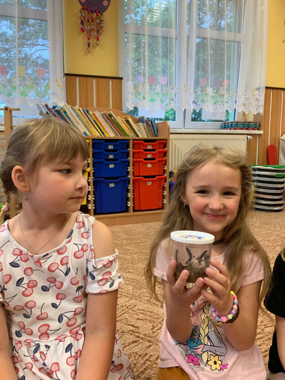 děti pozorovaly vývoj motýla... - 16