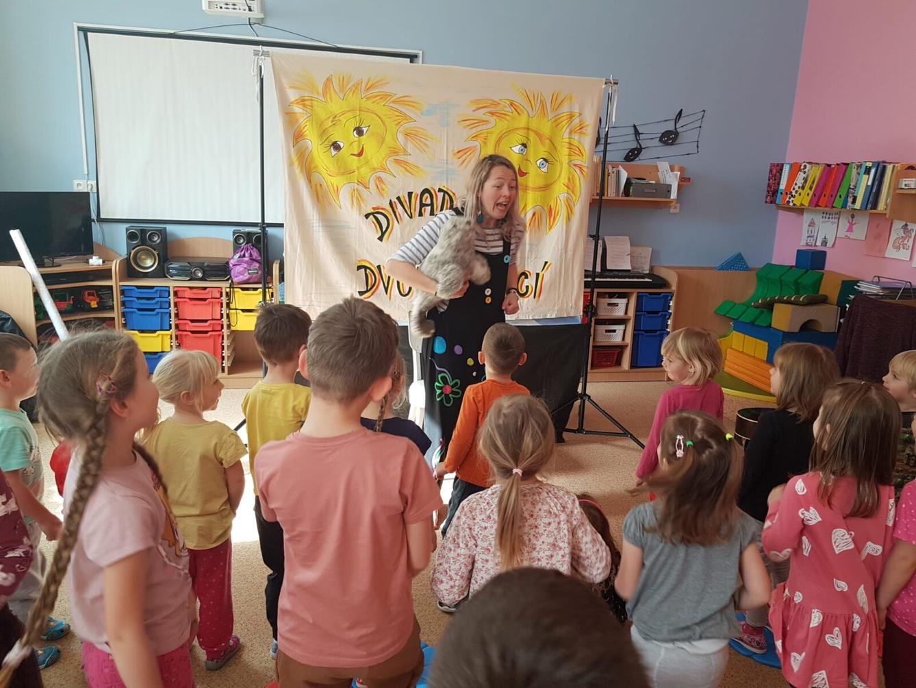 divadlo u dvou sluncí: ,,ESKYMÁCKÁ POHÁDKA" - 15