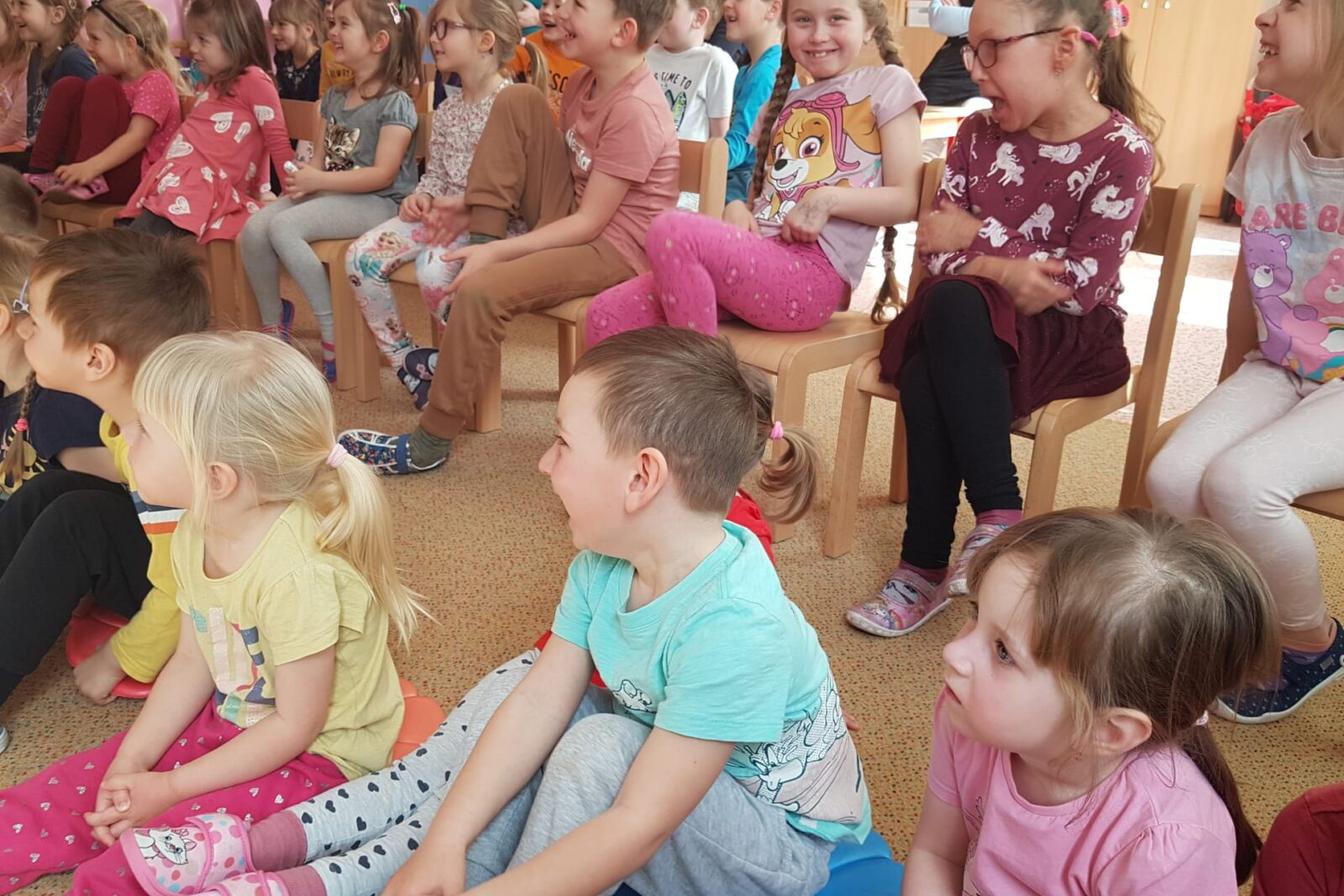 divadlo u dvou sluncí: ,,ESKYMÁCKÁ POHÁDKA"