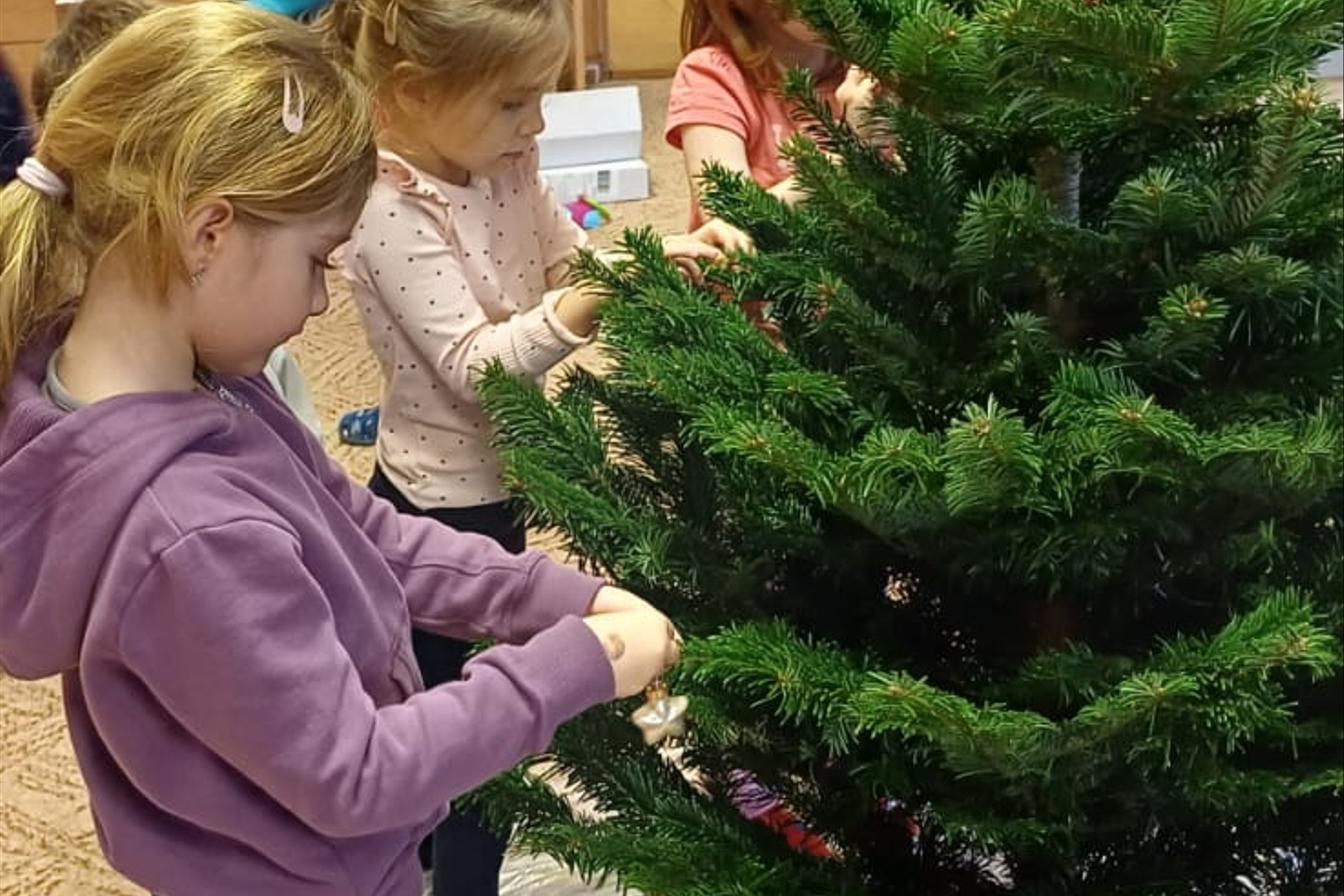 zdobení vánočního stromečku