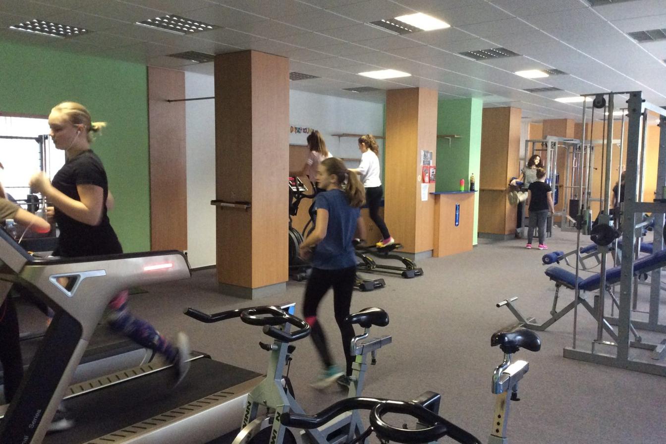 Starší žákyně v posilovně