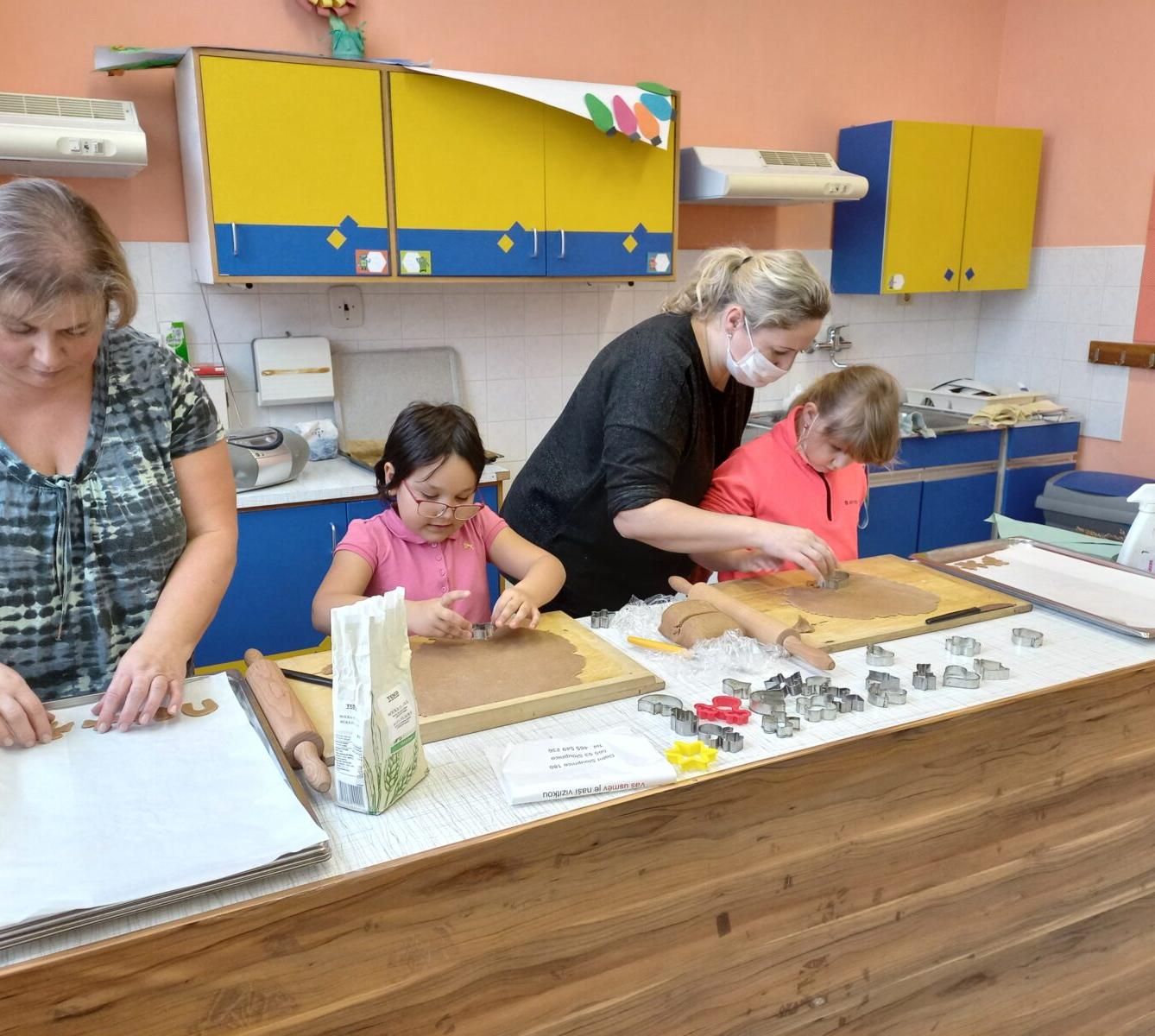 Prvňáčci pečou perníčky - 5