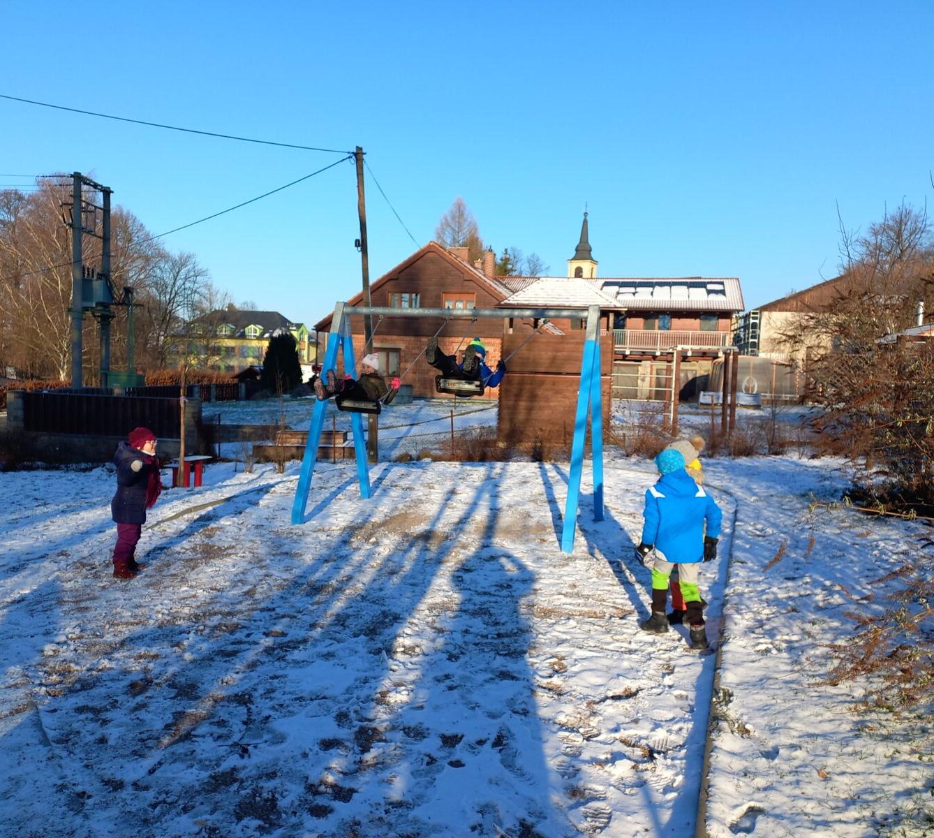 Prvňáčci - tělocvik na sněhu - 1