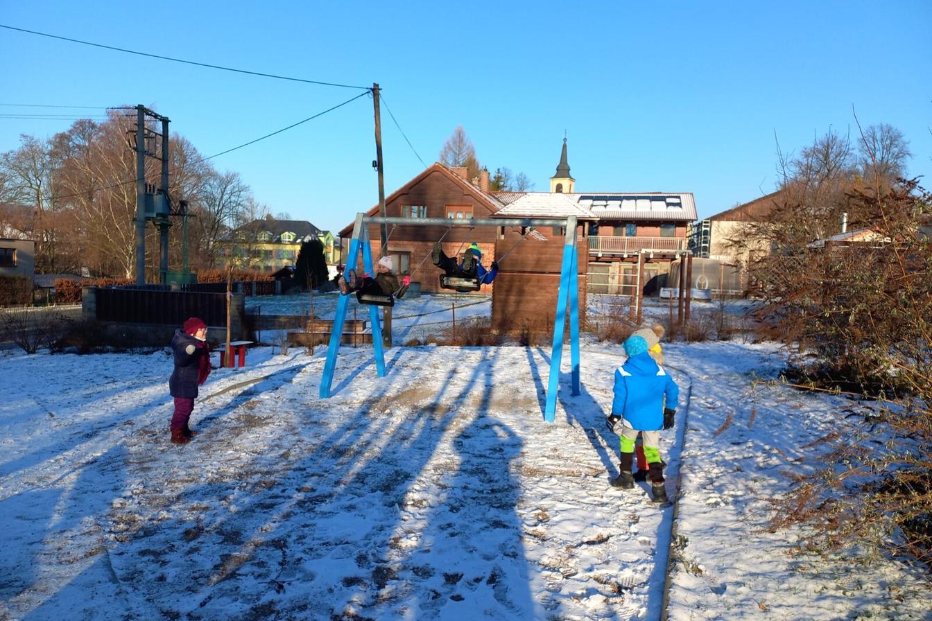 Prvňáčci - tělocvik na sněhu