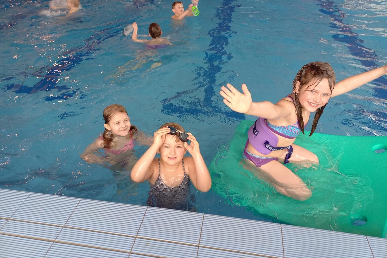 Ukončení plaveckého výcviku - 1. a 5. třída