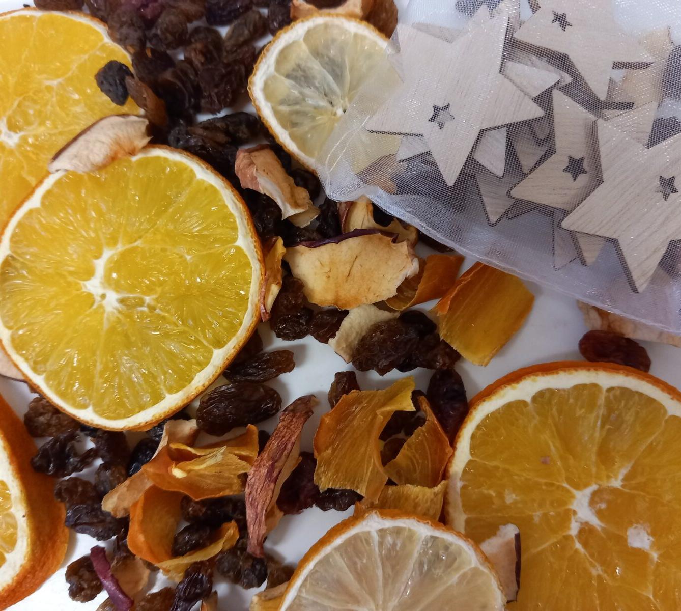 Vánoční setkání s rodiči - společné tvoření, hledání vánočního pokladu, zpívání koled, ochutnávka cukroví a punče... - 14