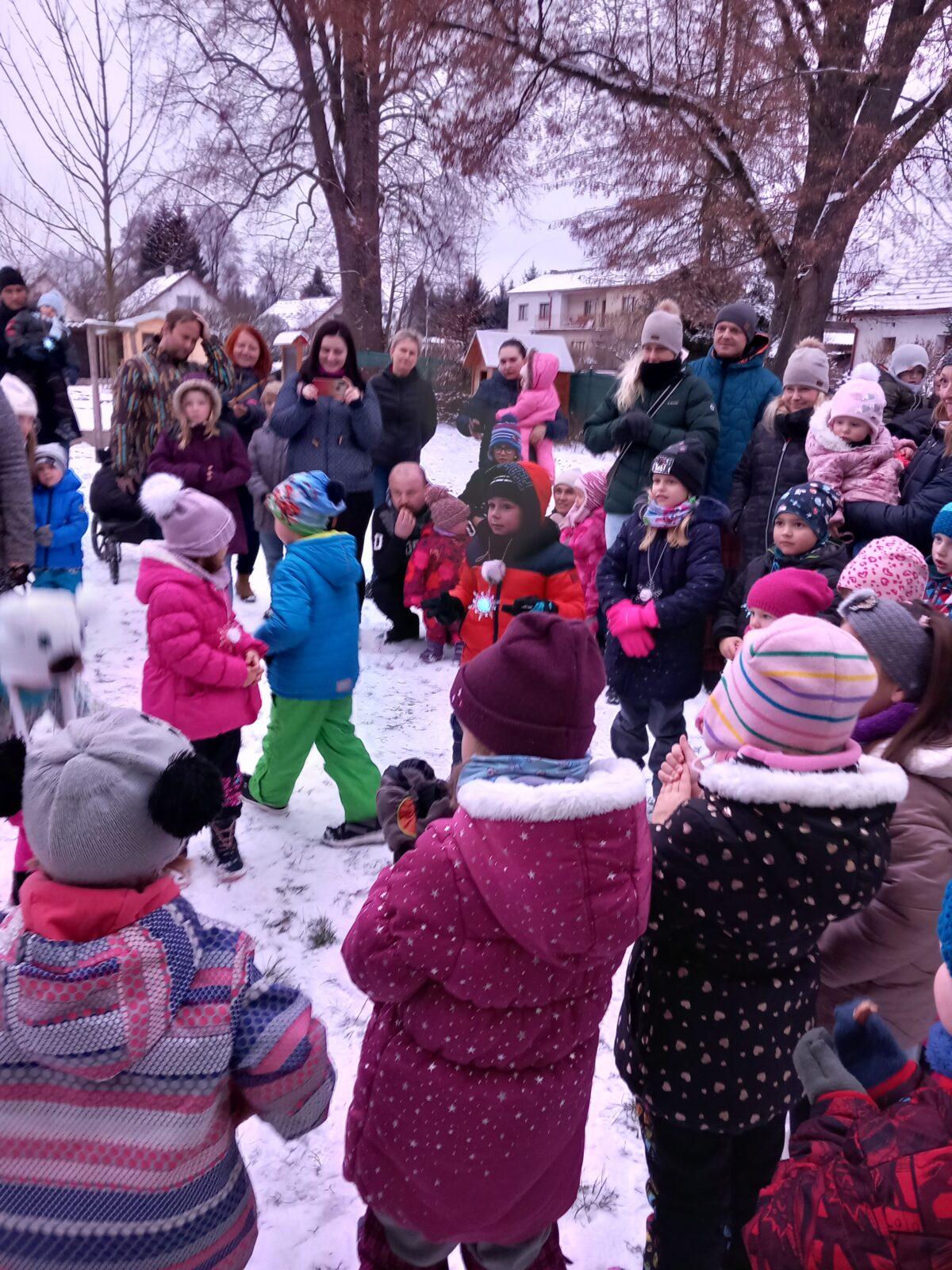 Vánoční setkání s rodiči - společné tvoření, hledání vánočního pokladu, zpívání koled, ochutnávka cukroví a punče... - 16