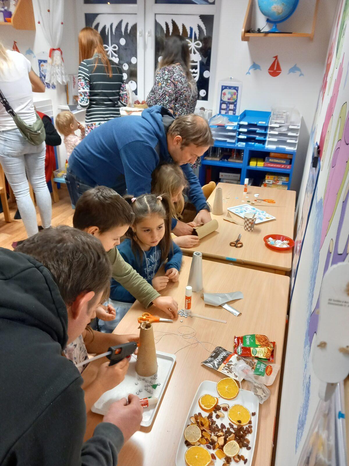 Vánoční setkání s rodiči - společné tvoření, hledání vánočního pokladu, zpívání koled, ochutnávka cukroví a punče... - 19