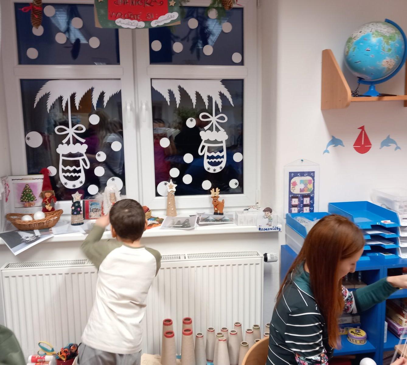 Vánoční setkání s rodiči - společné tvoření, hledání vánočního pokladu, zpívání koled, ochutnávka cukroví a punče... - 21