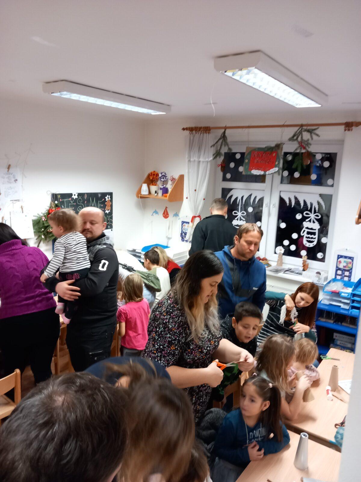 Vánoční setkání s rodiči - společné tvoření, hledání vánočního pokladu, zpívání koled, ochutnávka cukroví a punče... - 25