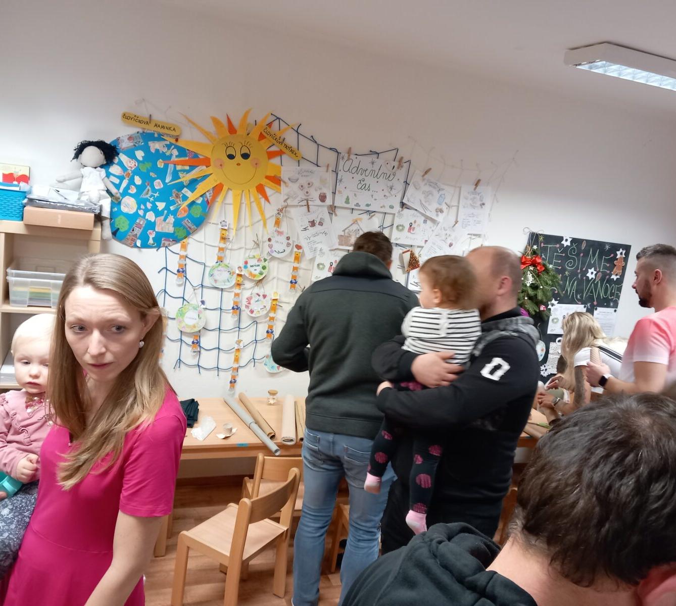 Vánoční setkání s rodiči - společné tvoření, hledání vánočního pokladu, zpívání koled, ochutnávka cukroví a punče... - 26