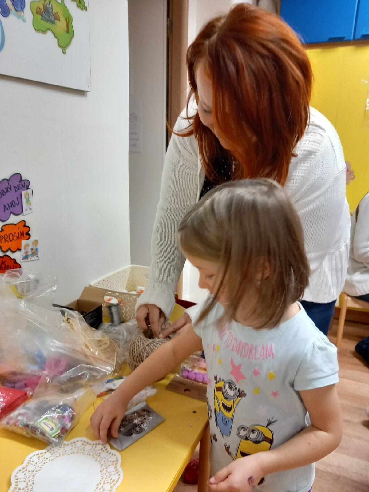 Vánoční setkání s rodiči - společné tvoření, hledání vánočního pokladu, zpívání koled, ochutnávka cukroví a punče... - 27