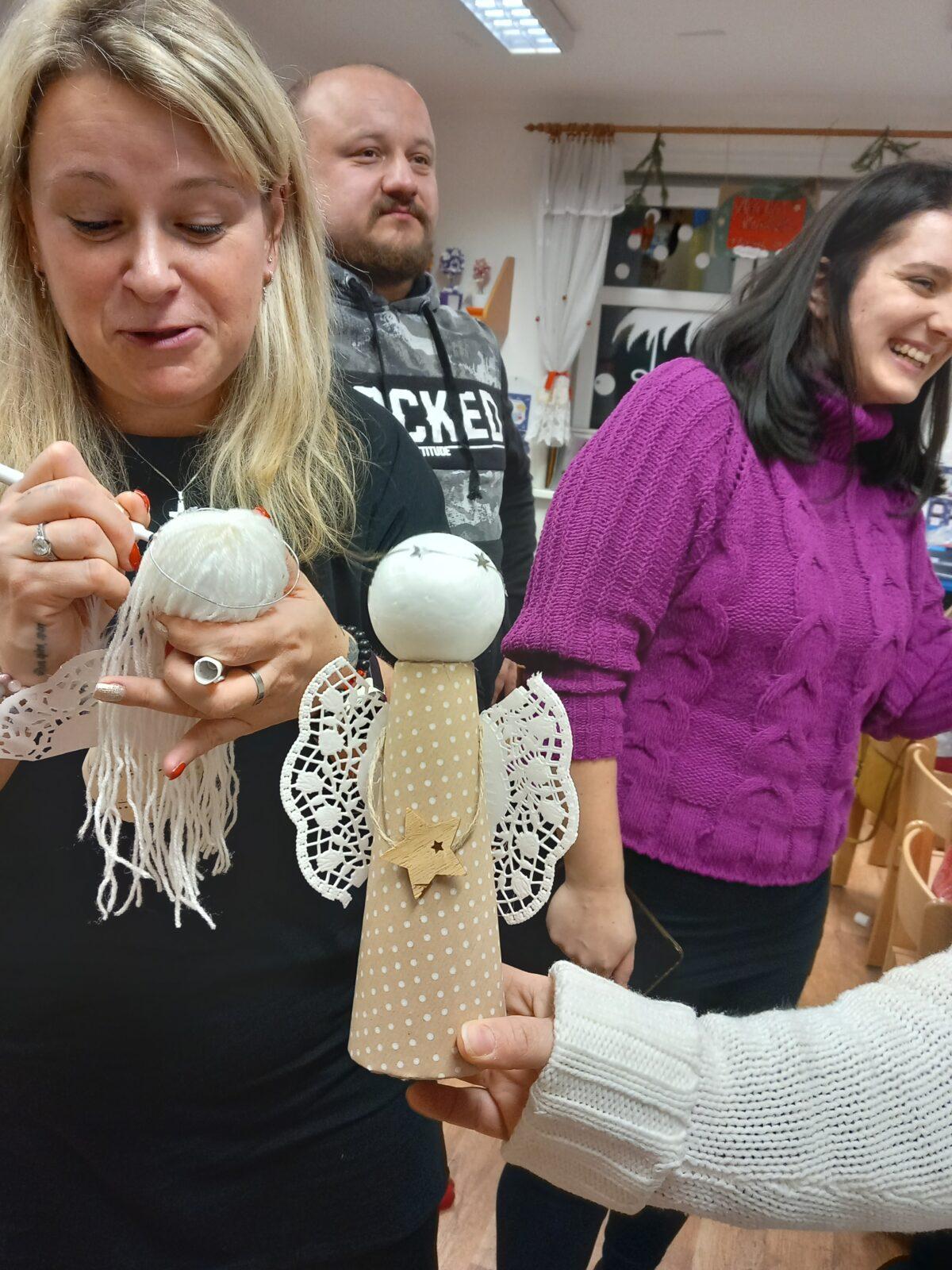 Vánoční setkání s rodiči - společné tvoření, hledání vánočního pokladu, zpívání koled, ochutnávka cukroví a punče... - 37