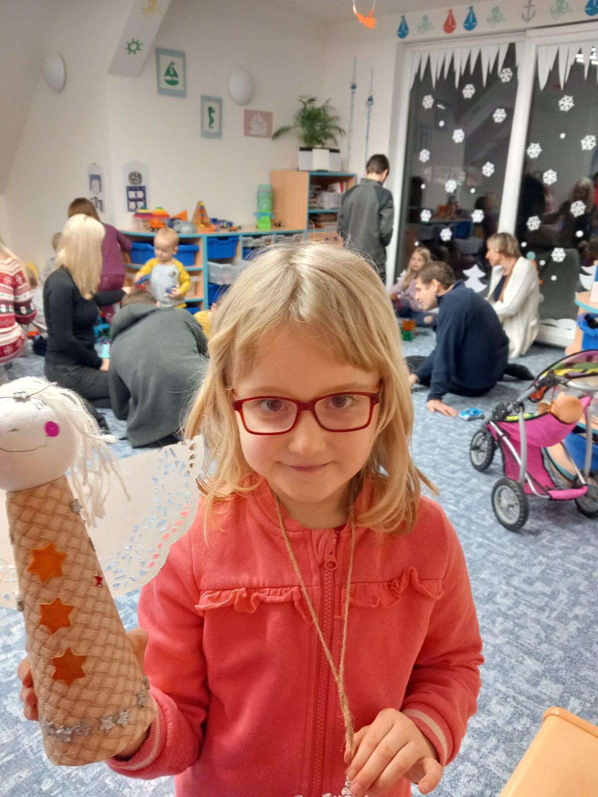 Vánoční setkání s rodiči - společné tvoření, hledání vánočního pokladu, zpívání koled, ochutnávka cukroví a punče... - 44