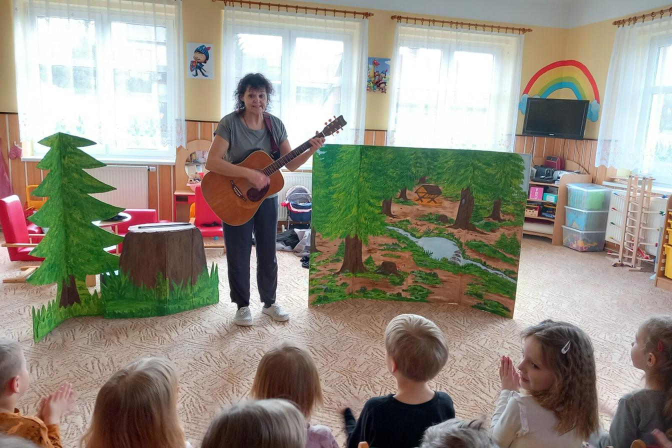 Divadélko U dvou sluncí- „Se skřítky do lesa“