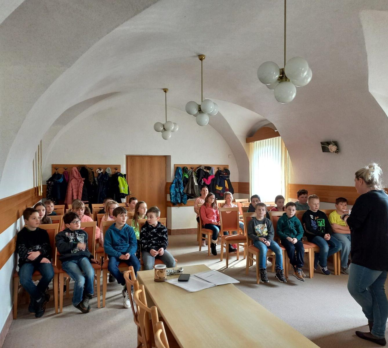 Třeťáčci v místní knihovně - 2