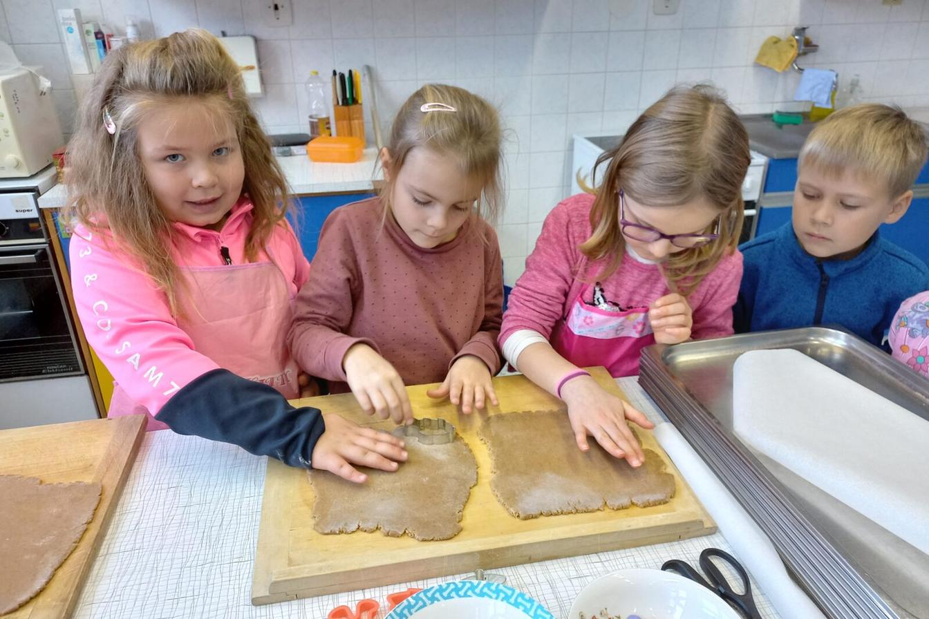 Prvňáčci pečou na vánoční jarmark