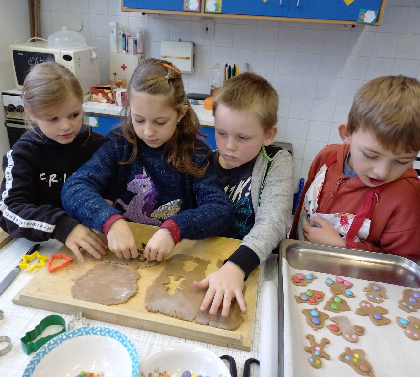 Prvňáčci pečou na vánoční jarmark - 4
