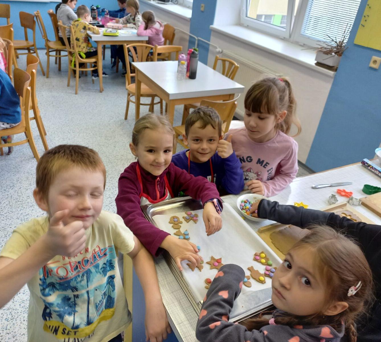 Prvňáčci pečou na vánoční jarmark - 15