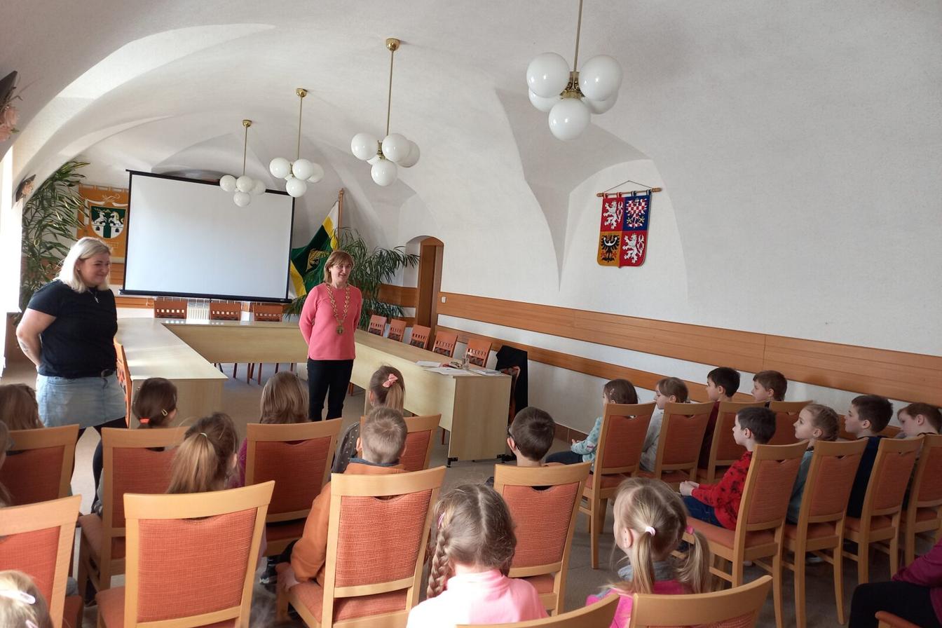 Prvňáčci v obecní knihovně