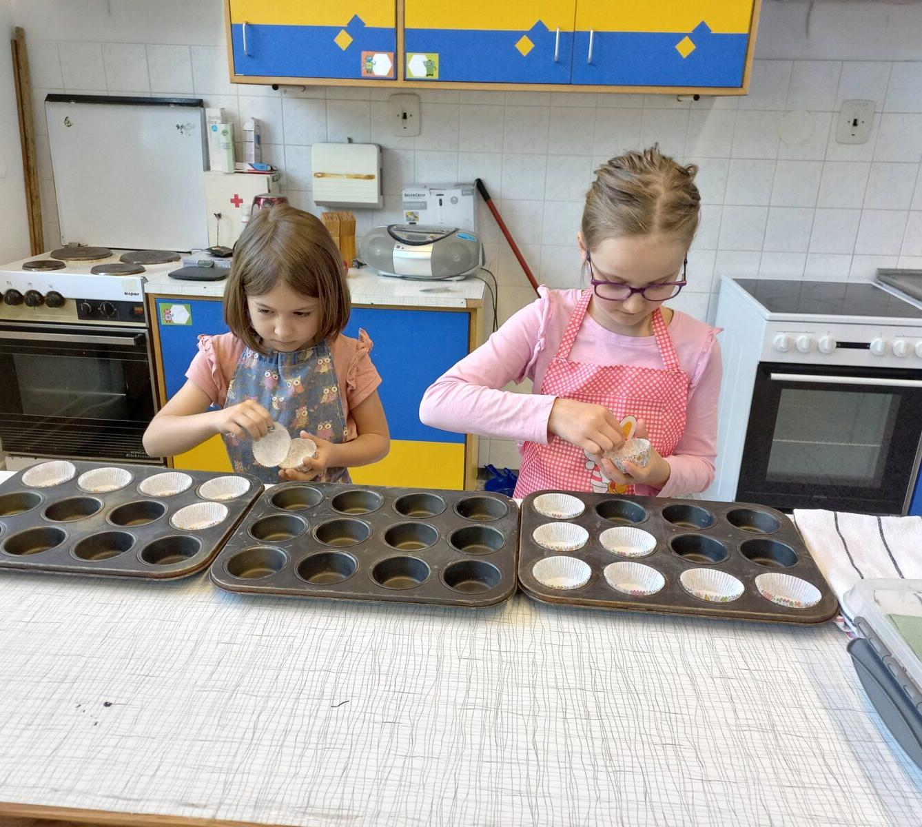 Prvňáčci pečou pro maminky - 1