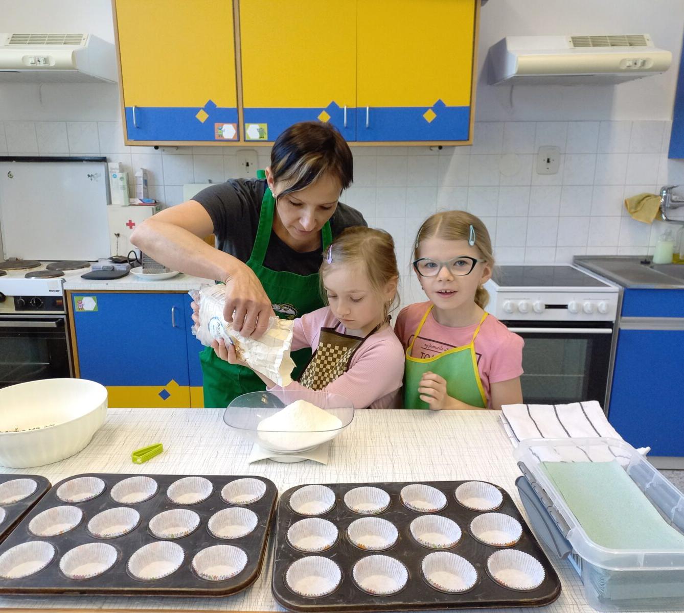 Prvňáčci pečou pro maminky - 2