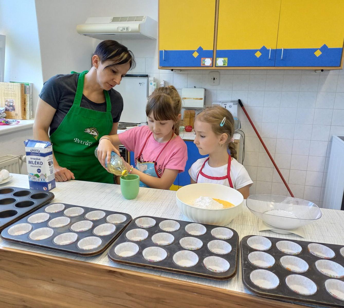 Prvňáčci pečou pro maminky - 4